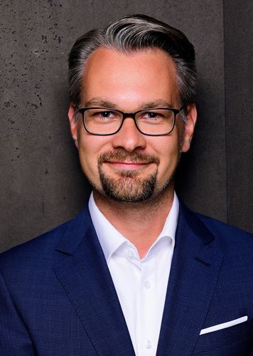 small_speaker_andre_goebel_2e649b9d56_B_MY
